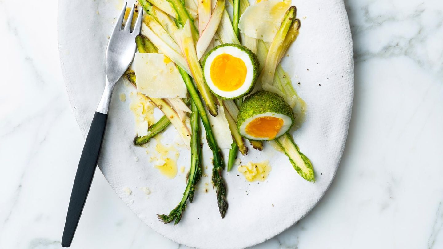 Gehobelter Spargelsalat mit grünem Ei Rezept