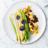Kabeljau-Escabeche mit zweierlei Spargel
