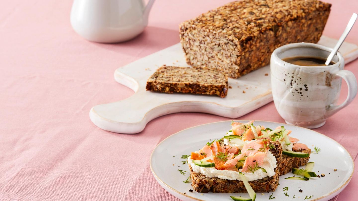Kerniges Low-Carb-Brot mit Stremellachs und Meerrettich Rezept