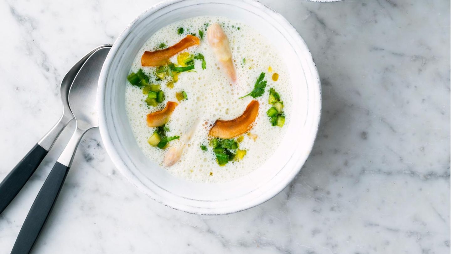 Spargel-Kokos-Suppe mit Rhabarber-Jalapeño-Salsa Rezept