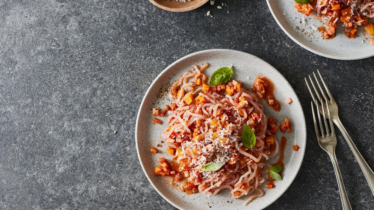 Kürbis-Nuss-Bolognese mit Low-Carb-Nudeln Rezept - [ESSEN UND TRINKEN]