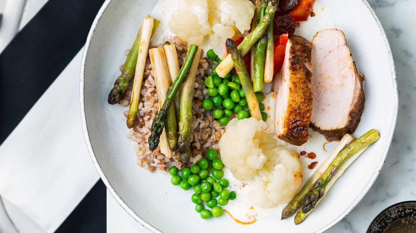 Spargelbruch mit Buchweizen und Hähnchenbrust Rezept