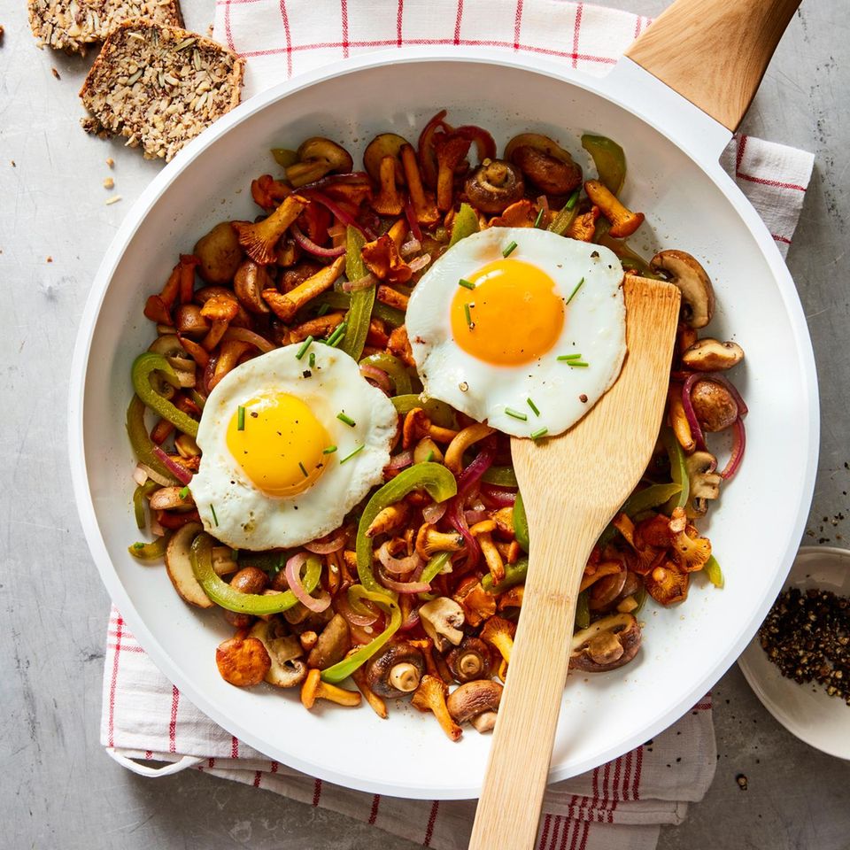 Schnelle Pilzpfanne mit Spiegelei Rezept - [ESSEN UND TRINKEN]