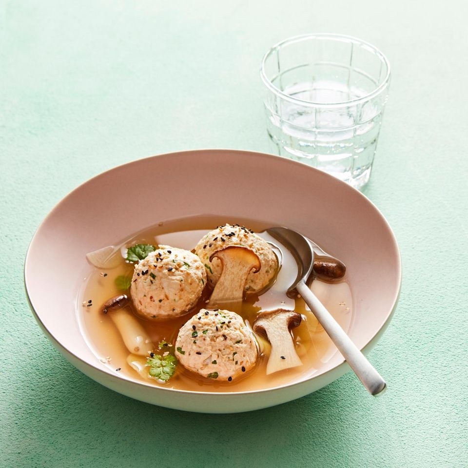 Hähnchenbuletten in Zitronen-Ingwer-Sud Rezept - [ESSEN UND TRINKEN]