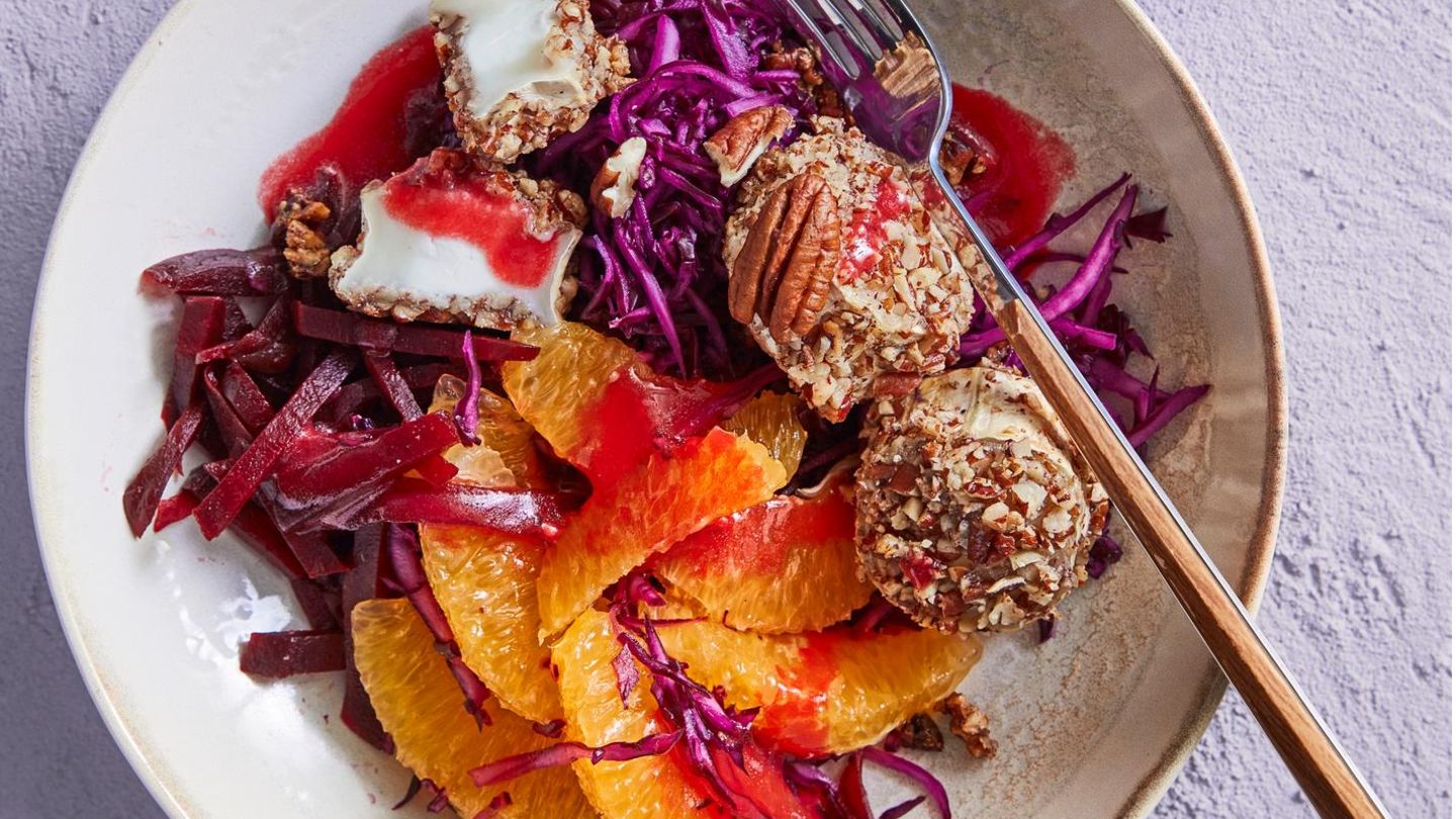 Bowl mit Rotkohl und Ziegenkäse Rezept