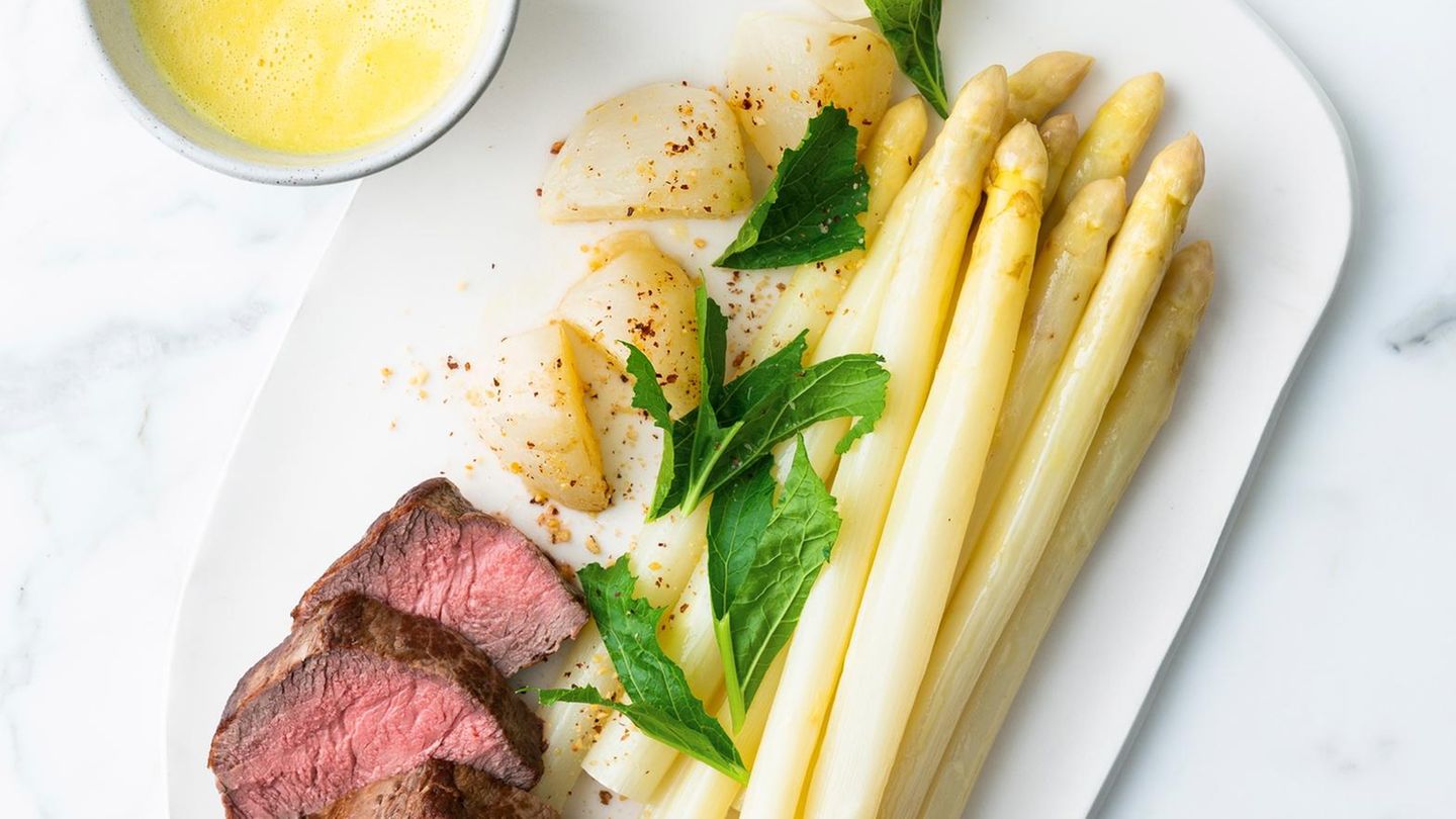 Spargel mit Rinderhüfte, Mairübchen und gelber Paprikasauce Rezept