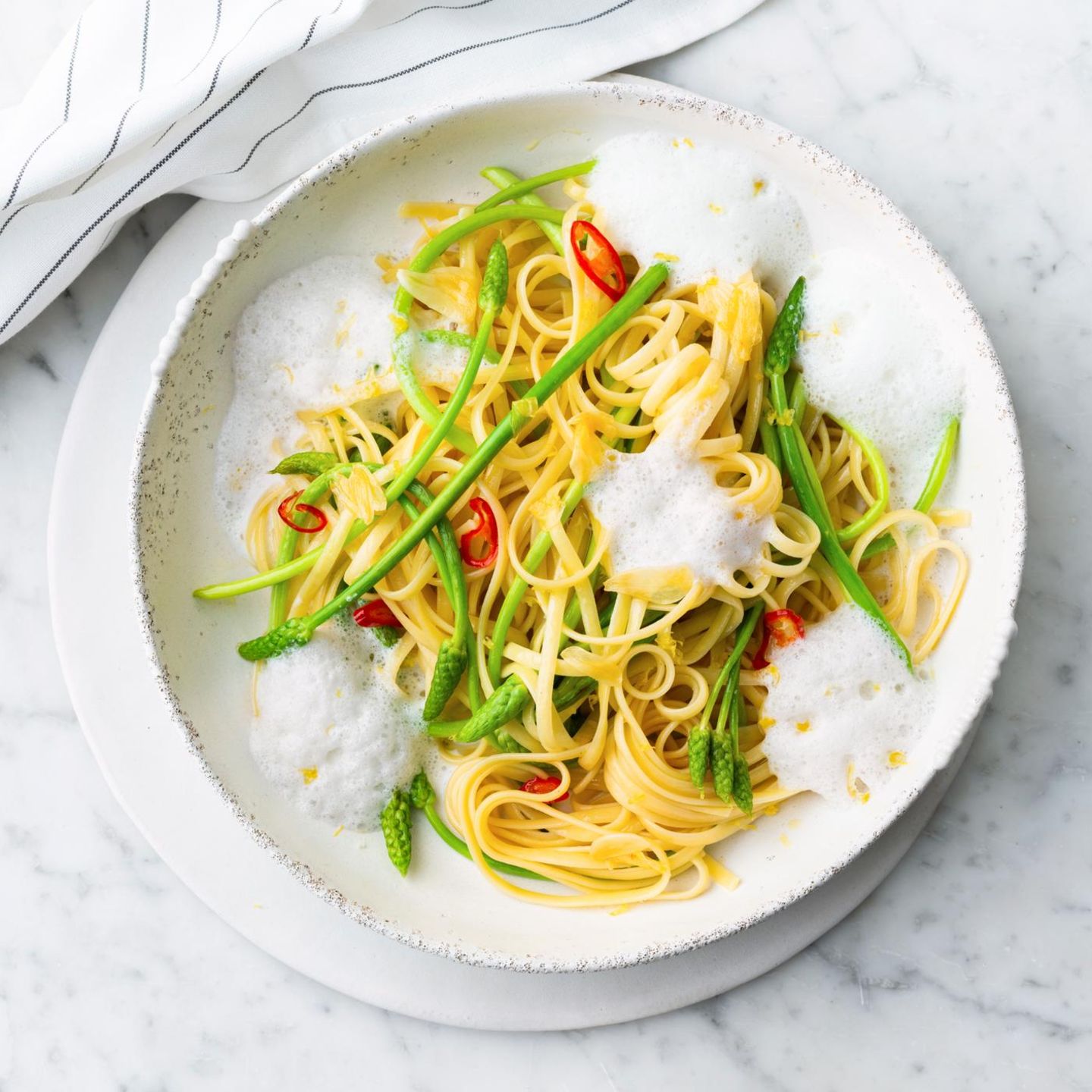 Linguine mit wildem Spargel und Mozzarellaschaum