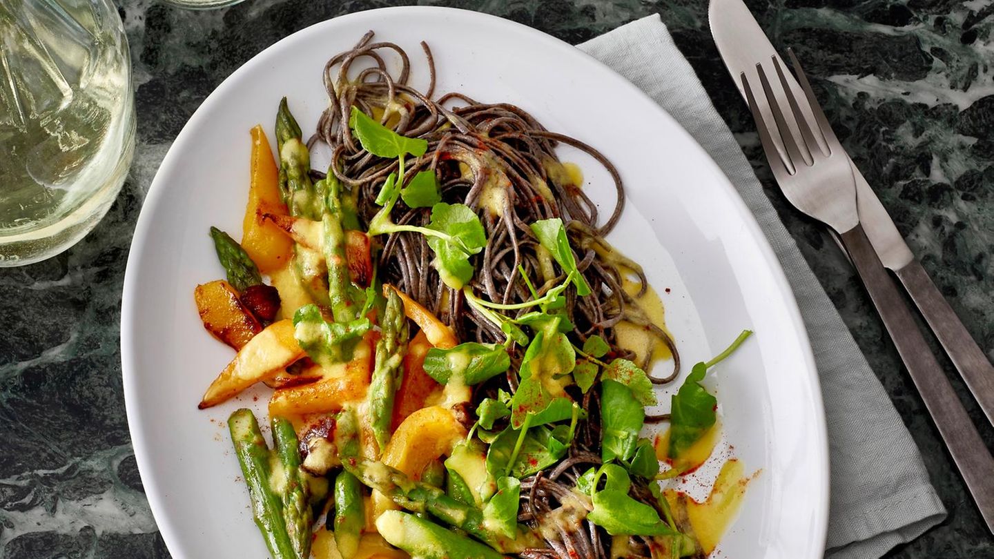 Schwarze-Bohnen-Nudeln mit Paprika-Senf-Sauce Rezept - [ESSEN UND TRINKEN]