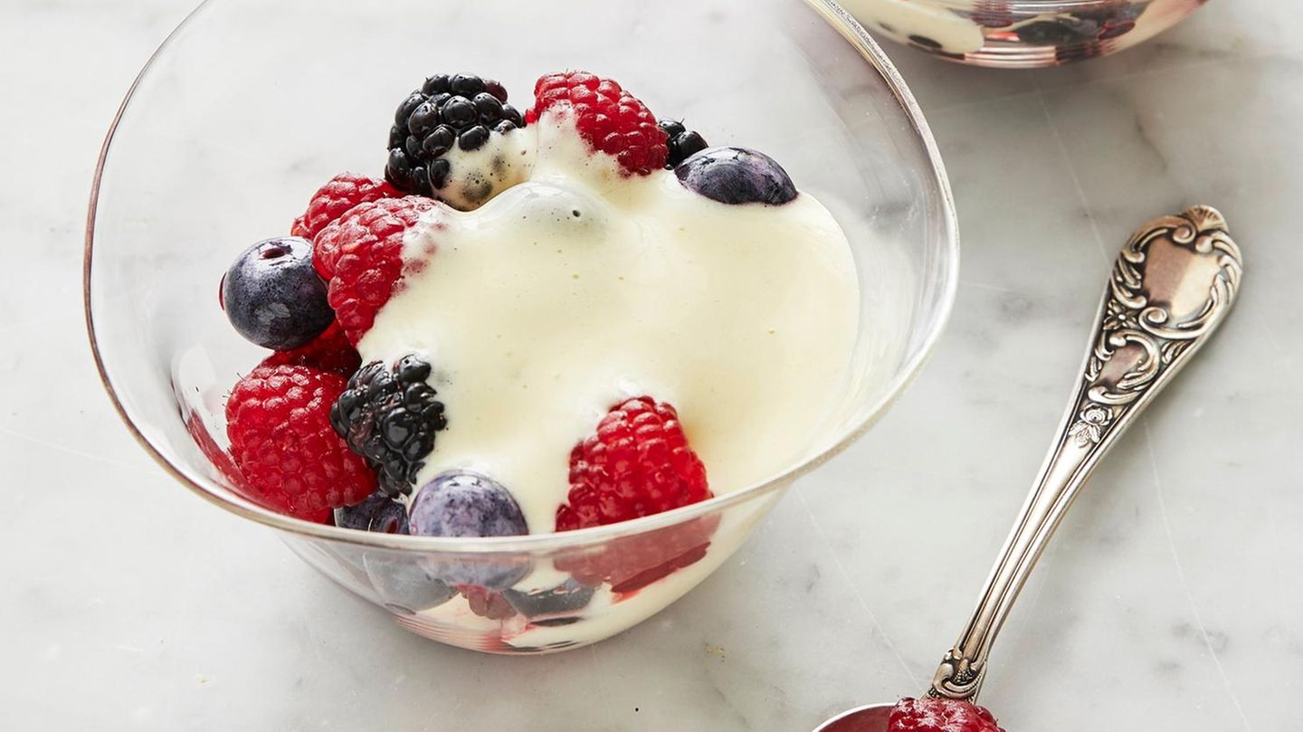 Sabayon mit Beeren Rezept - [ESSEN UND TRINKEN]