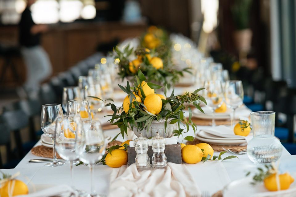 Der Duft von Zitrusfrüchten erinnert an südländische Gefilde – und sie sind auch wunderschöne Eyecatcher auf der Hochzeitstafel.