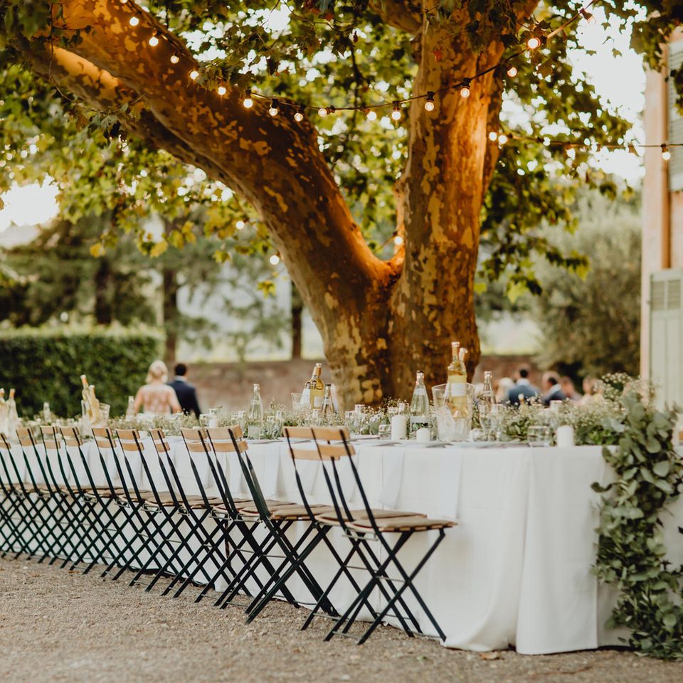 Nehmen Sie Platz an einer zauberhaft gedeckten Hochzeitstafel, an der sich alle Gäste wohlfühlen.