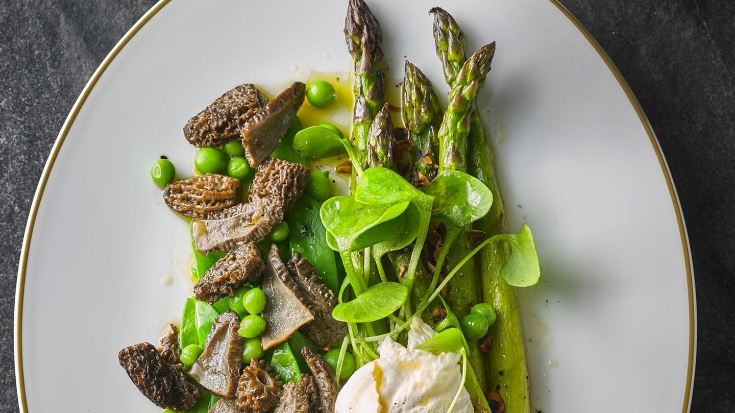 Morcheln mit grünem Spargel, Zuckerschoten und pochiertem Ei Rezept ...