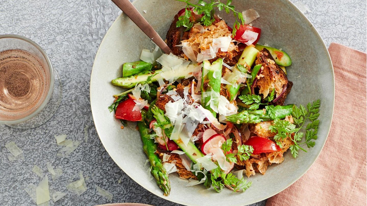 Brotsalat mit grünem Spargel Rezept