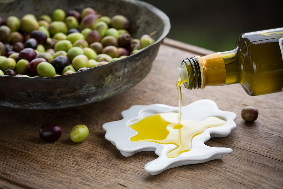 Jordan Olivenöl auf dem Teller mit Oliven