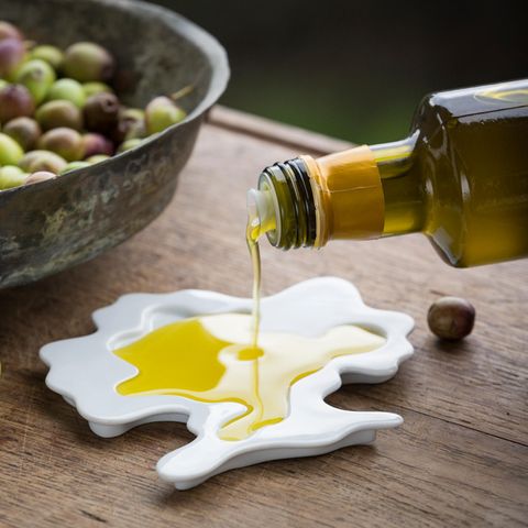 Jordan Olivenöl auf dem Teller mit Oliven