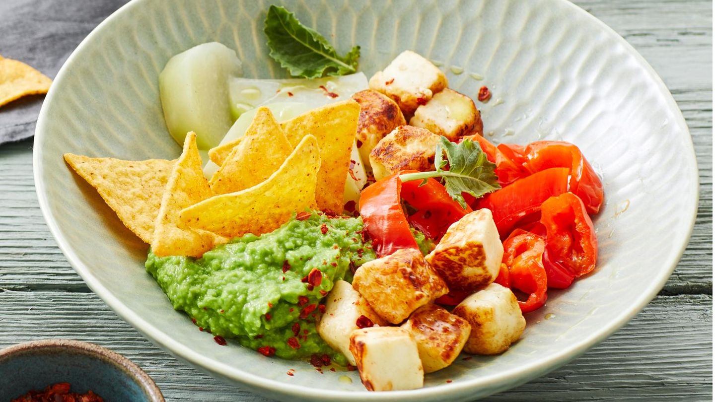 Erbsen-Guacamole mit gebratenen scharfen Halloumi-Würfeln: Thermomix ® Rezept