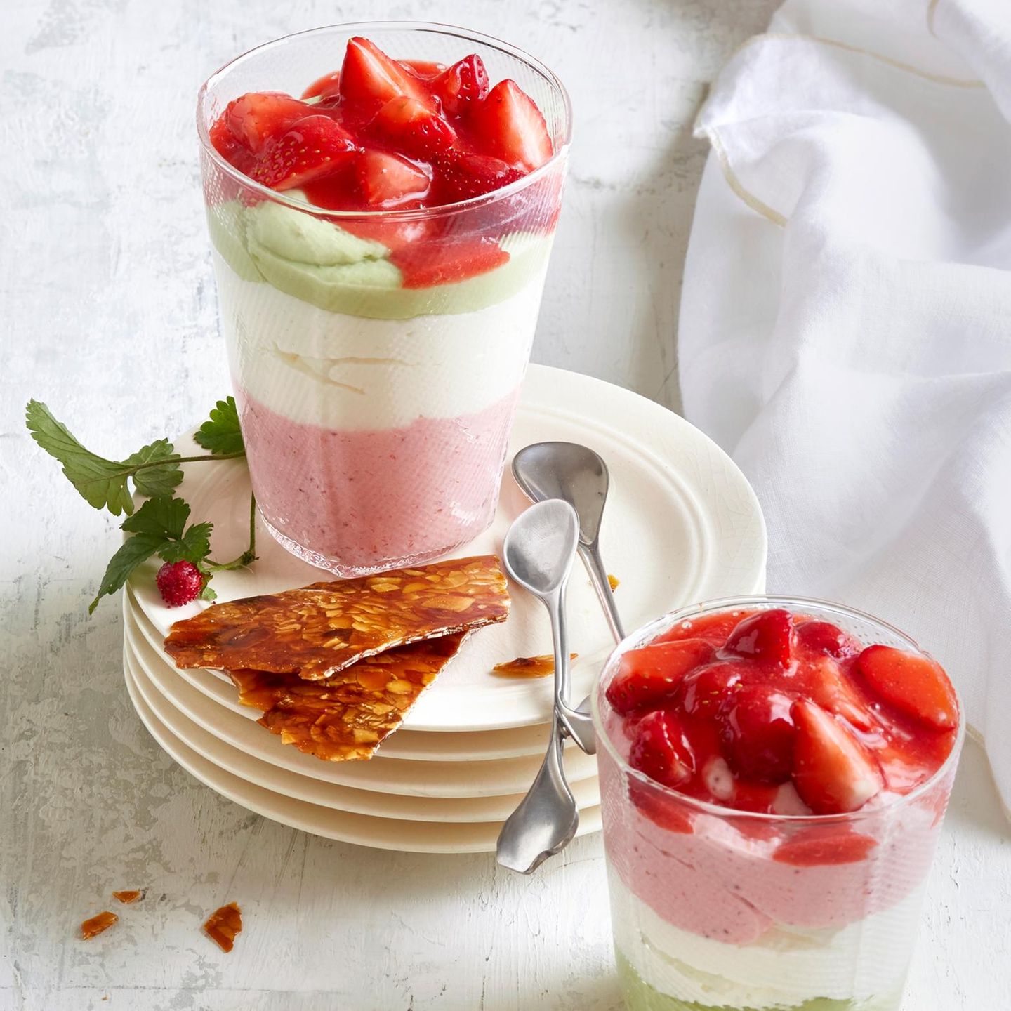 Schichtcreme-Dessert mit Erdbeer-Ragout