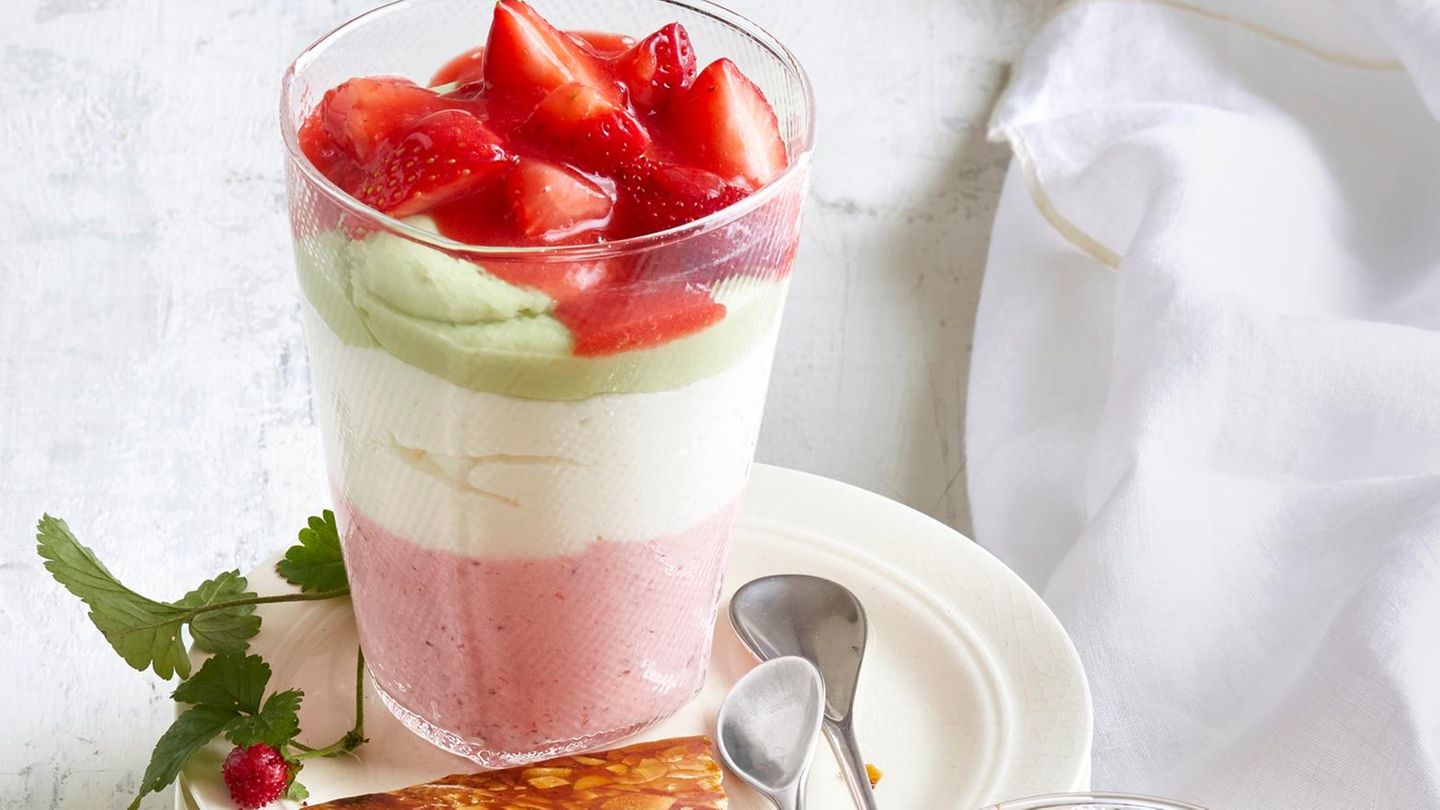 Schichtcreme-Dessert mit Erdbeer-Ragout Rezept - [ESSEN UND TRINKEN]