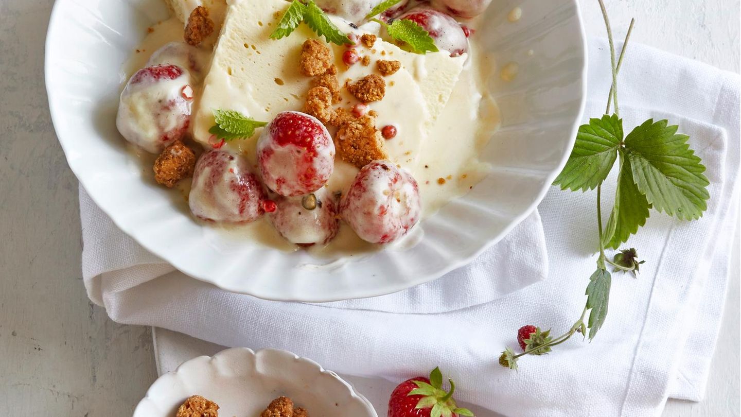 Sahne-Pfeffer-Erdbeeren mit Vanille-Parfait Rezept - [ESSEN UND TRINKEN]