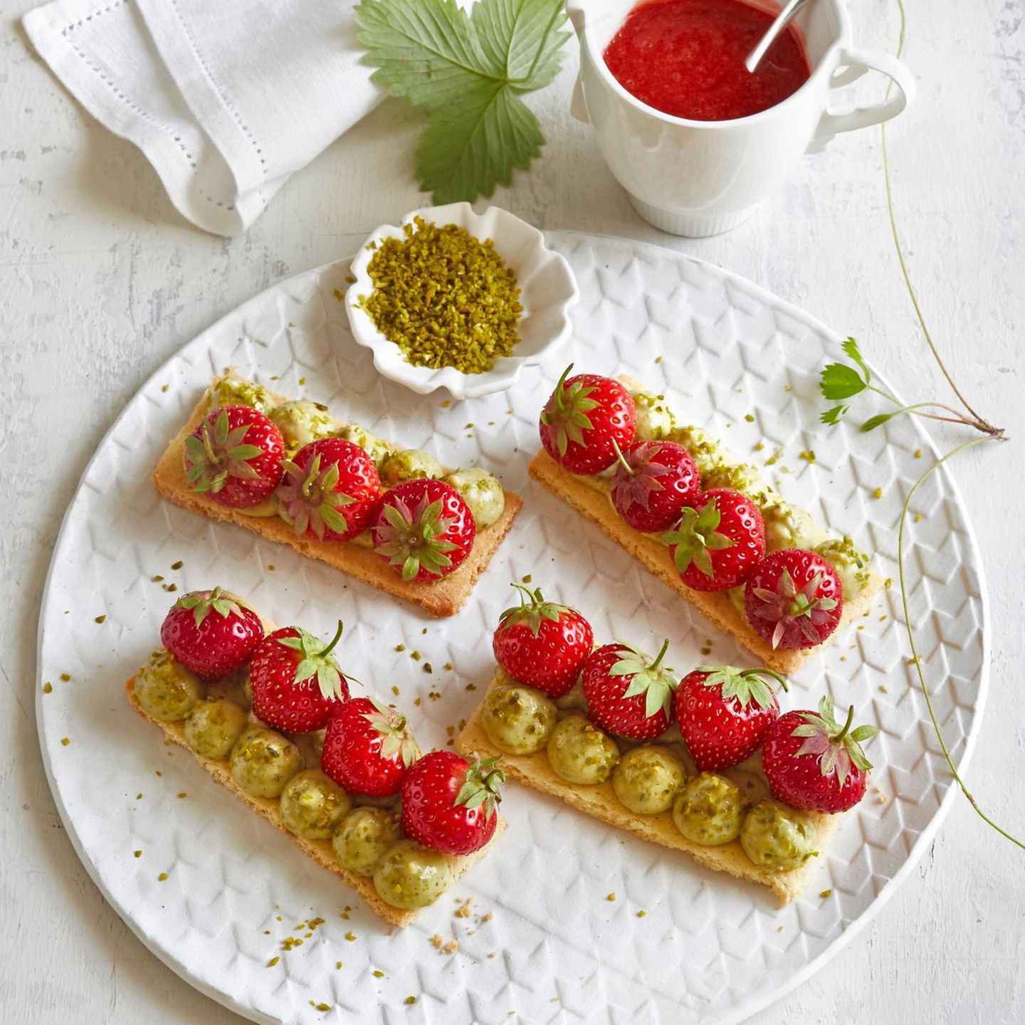 Erdbeer-Sablé-Schnitten mit Pistaziencreme und Erdbeer-Balsamico-Sauce