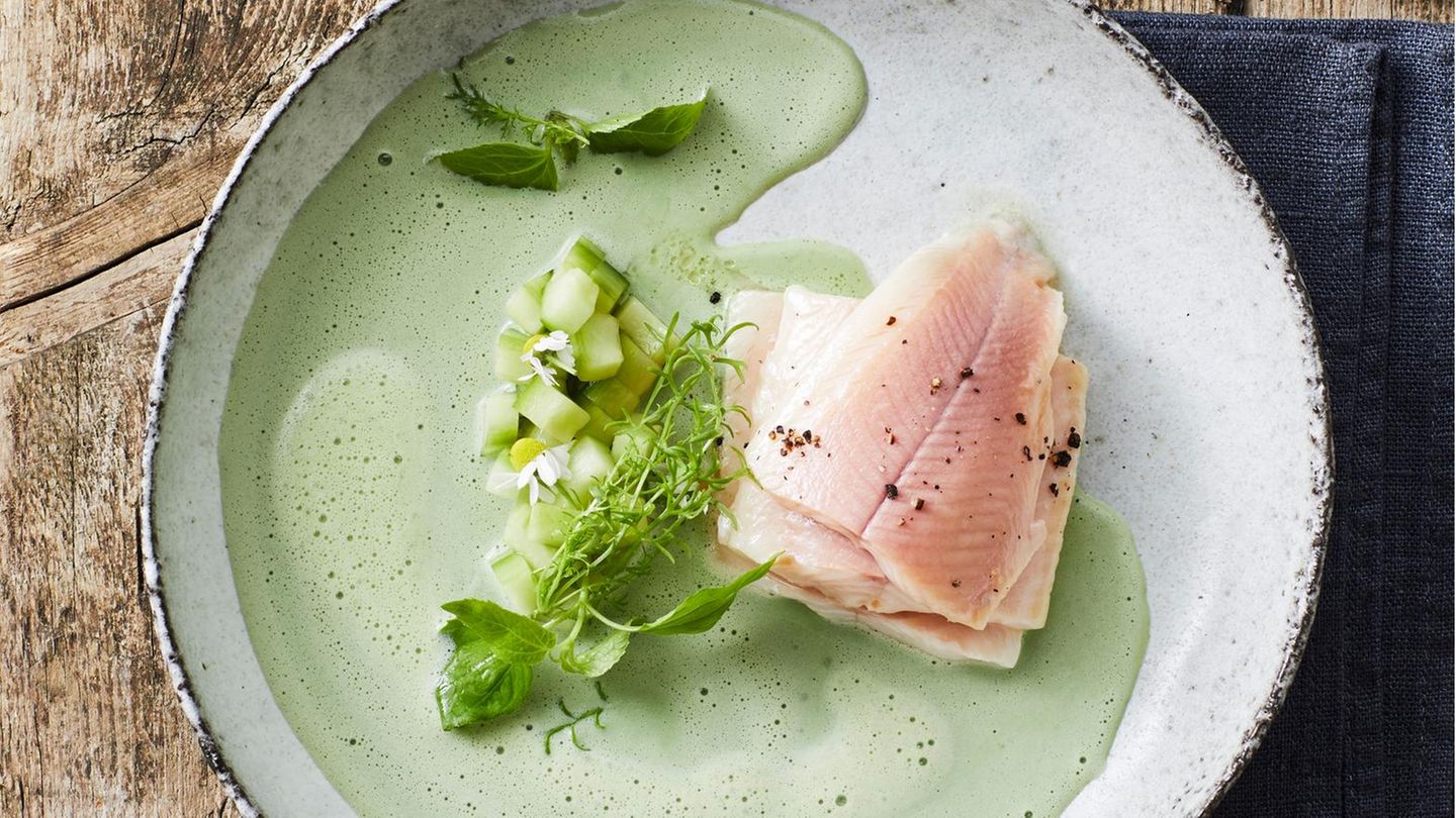 Forellenfilet mit Buttermilch und Kamille Rezept - [ESSEN UND TRINKEN]