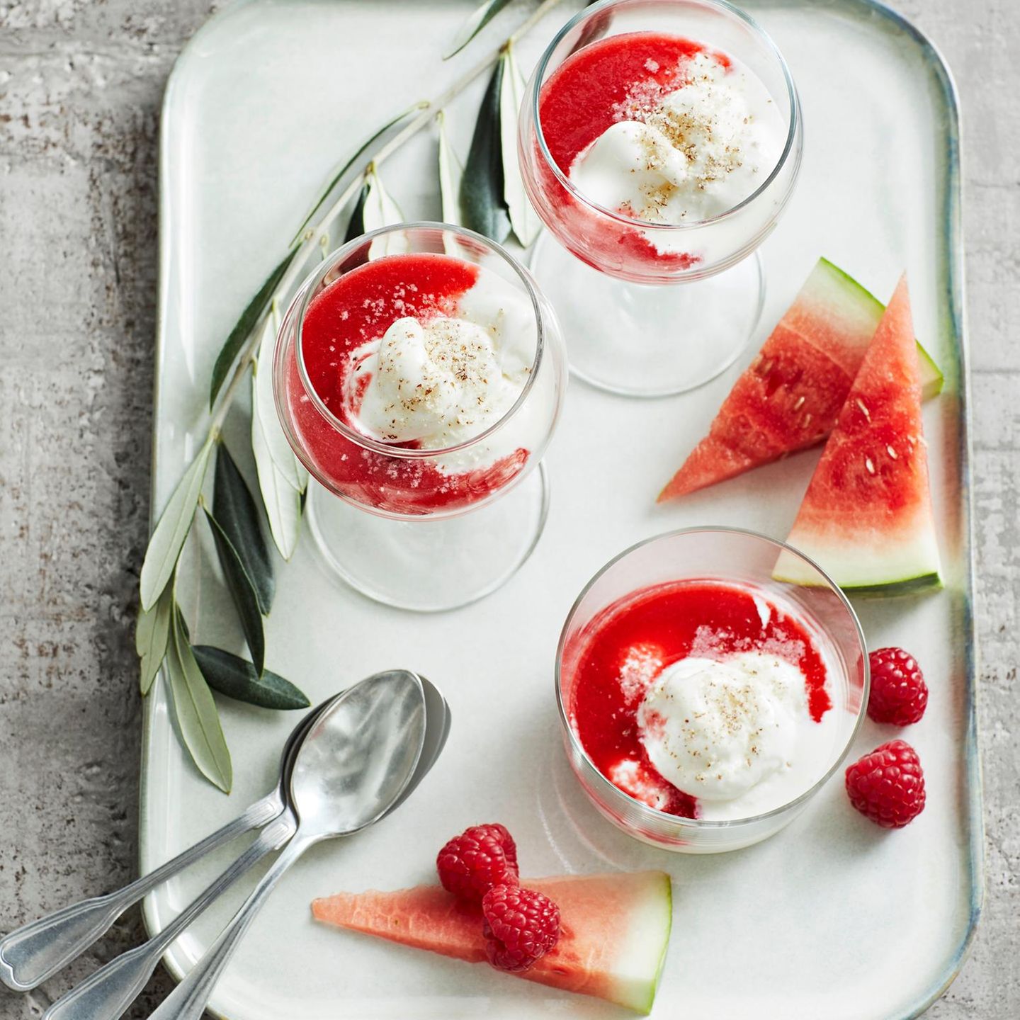 Joghurt-Eis mit Melone und Himbeeren