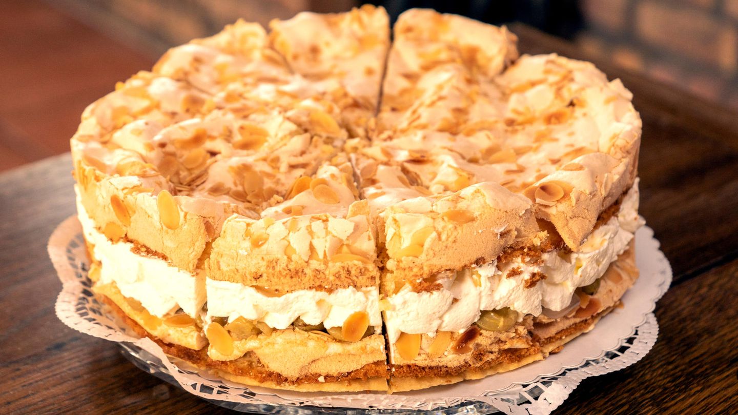 Stachelbeertorte mit Baiser und Sahne - [ESSEN UND TRINKEN]