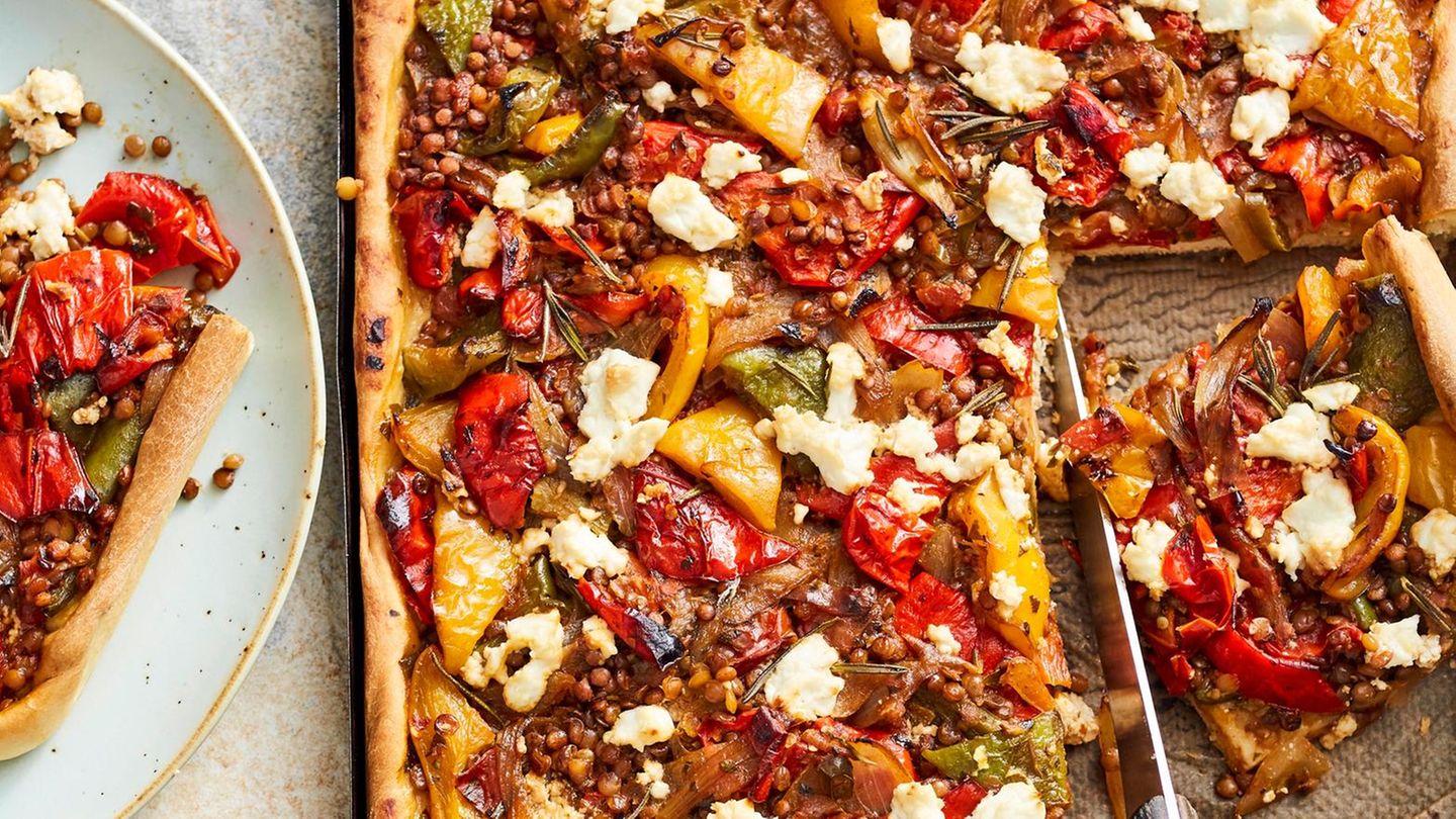 Spitzpaprika-Linsen-Coca mit Schafskäse Rezept