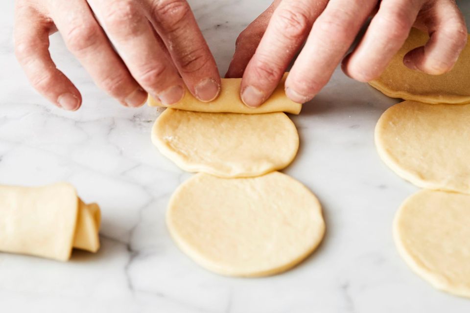 Rosen-Tartelettes formen: Kreise aufrollen