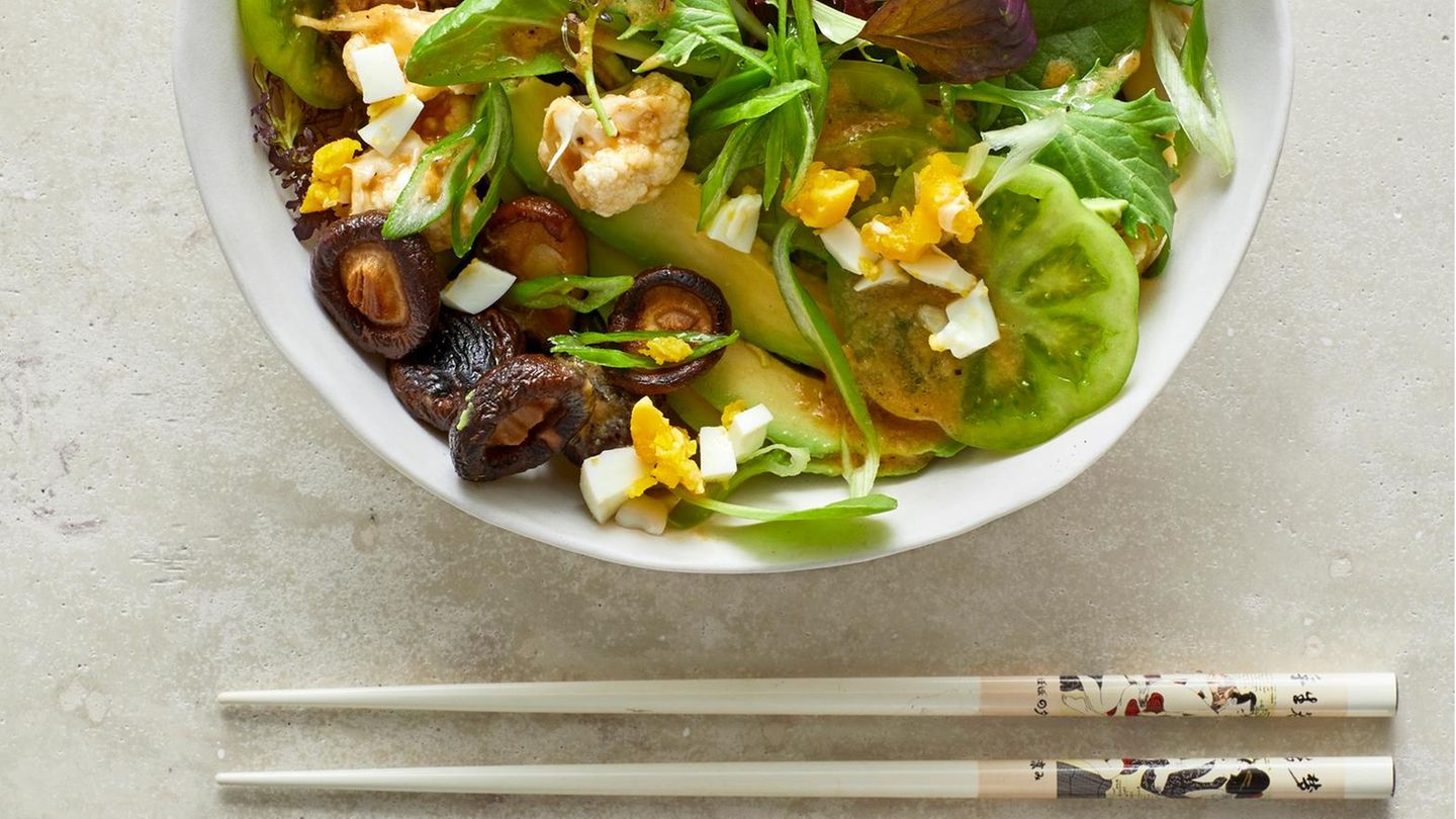 Salat mit Miso-Dressing Rezept
