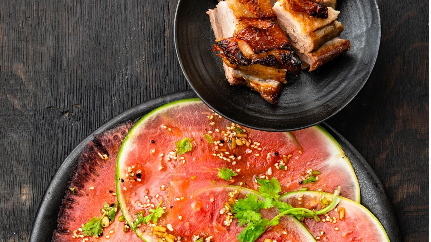 Schweinebauch mit marinierten Melonen Rezept - [ESSEN UND TRINKEN]