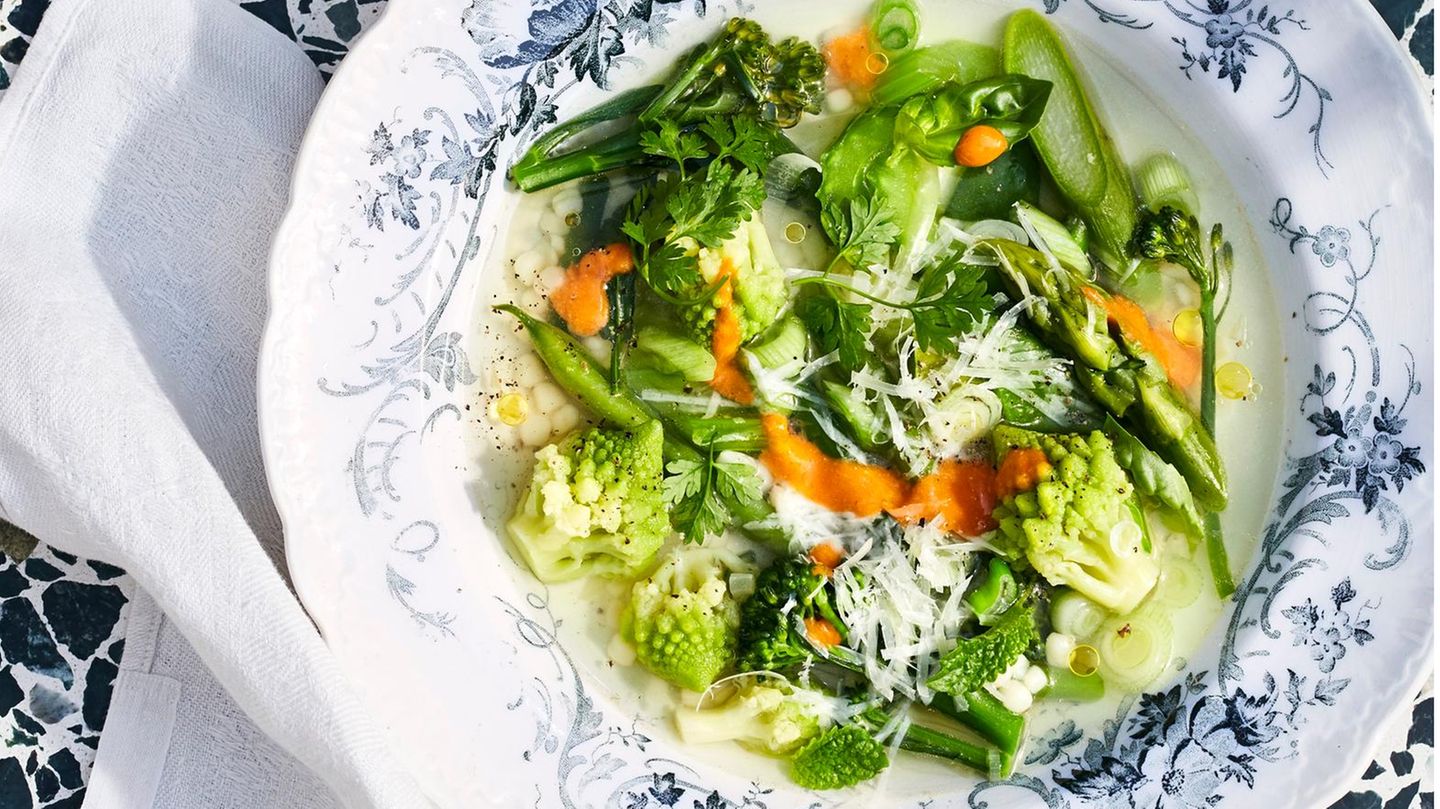 Sommer-Minestrone mit Tomaten-Pesto Rezept