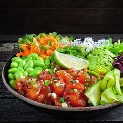 Veganer Thunfisch aus gewürfelter Wassermelone in einer Bowl mit Algensalat, Avocado, viel frischem Gemüse, Sesam und Reis.