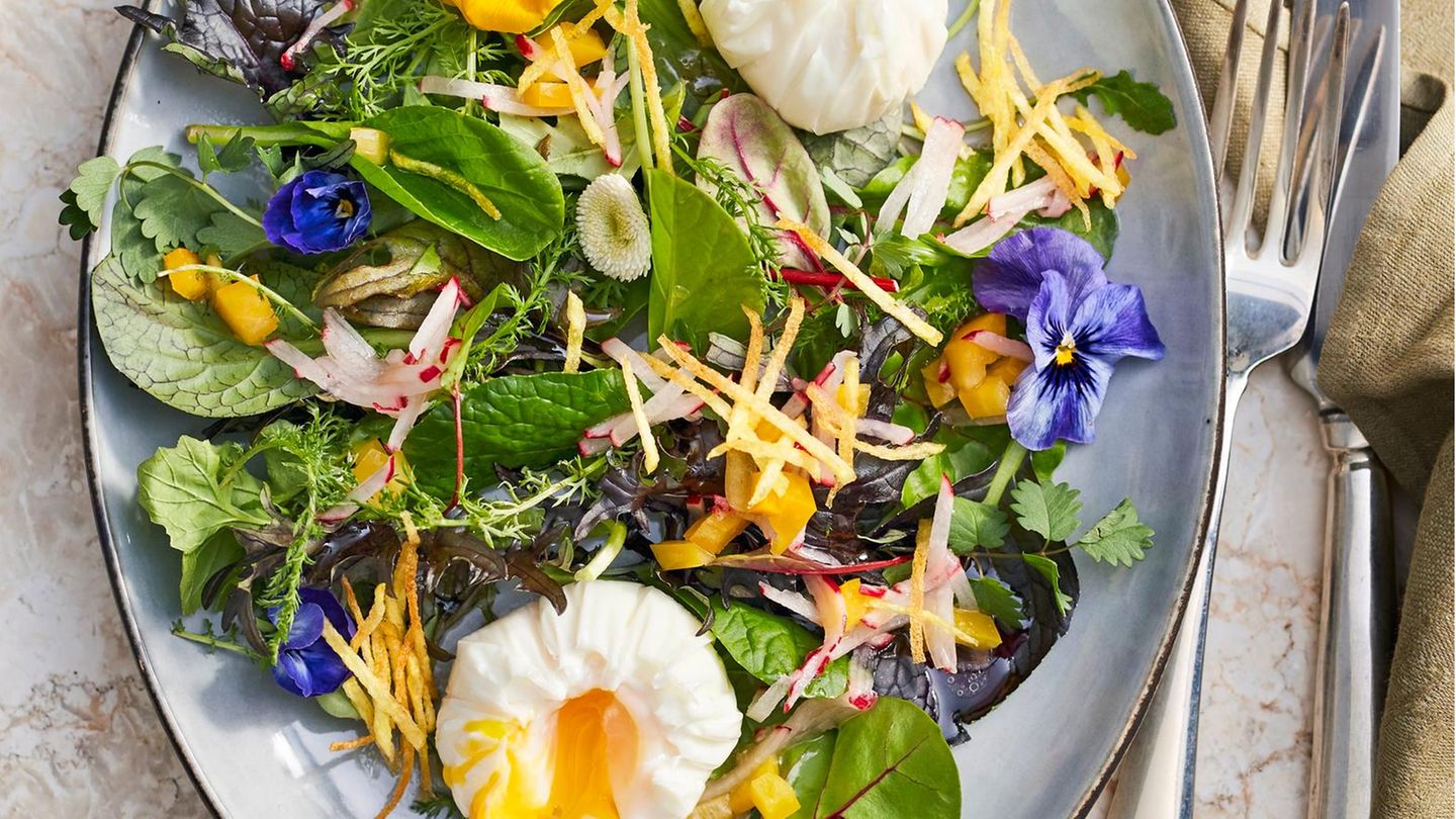 Wildkräutersalat mit Knusperkartoffeln Rezept - [ESSEN UND TRINKEN]