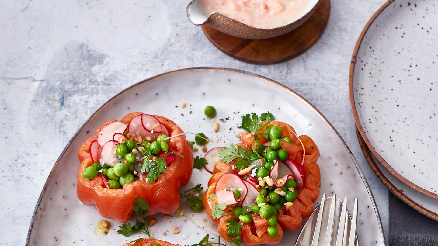 Gefüllte Ochsenherztomaten mit Tomaten-Joghurt-Dip Rezept - [ESSEN UND ...