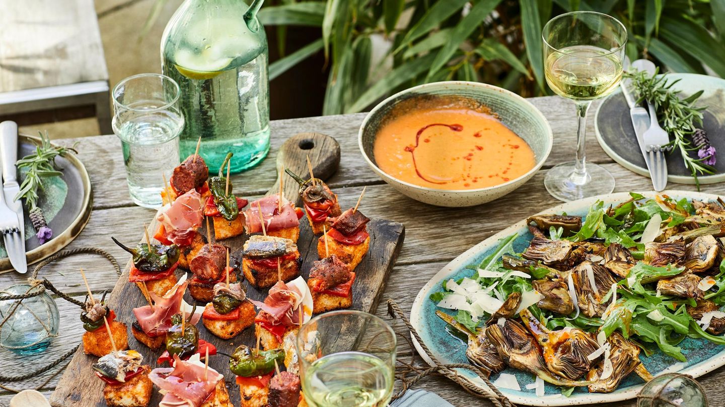 Pinchos mit Gazpacho-Dip Rezept