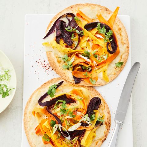 Tortilla-Pizzen mit bunten Möhren