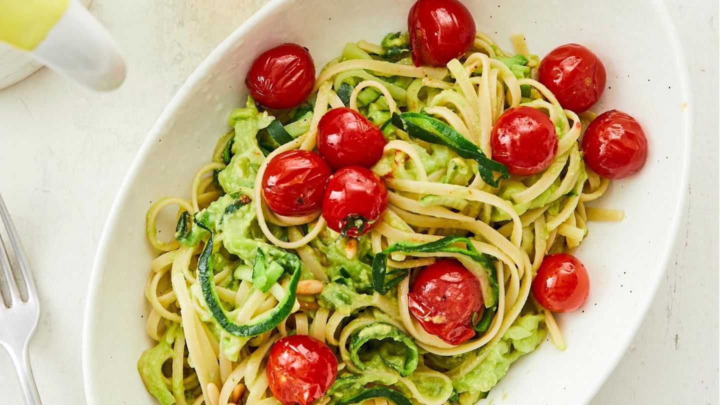 Linguine-Zucchini-Pasta mit Avocado-Pesto Rezept - [ESSEN UND TRINKEN]