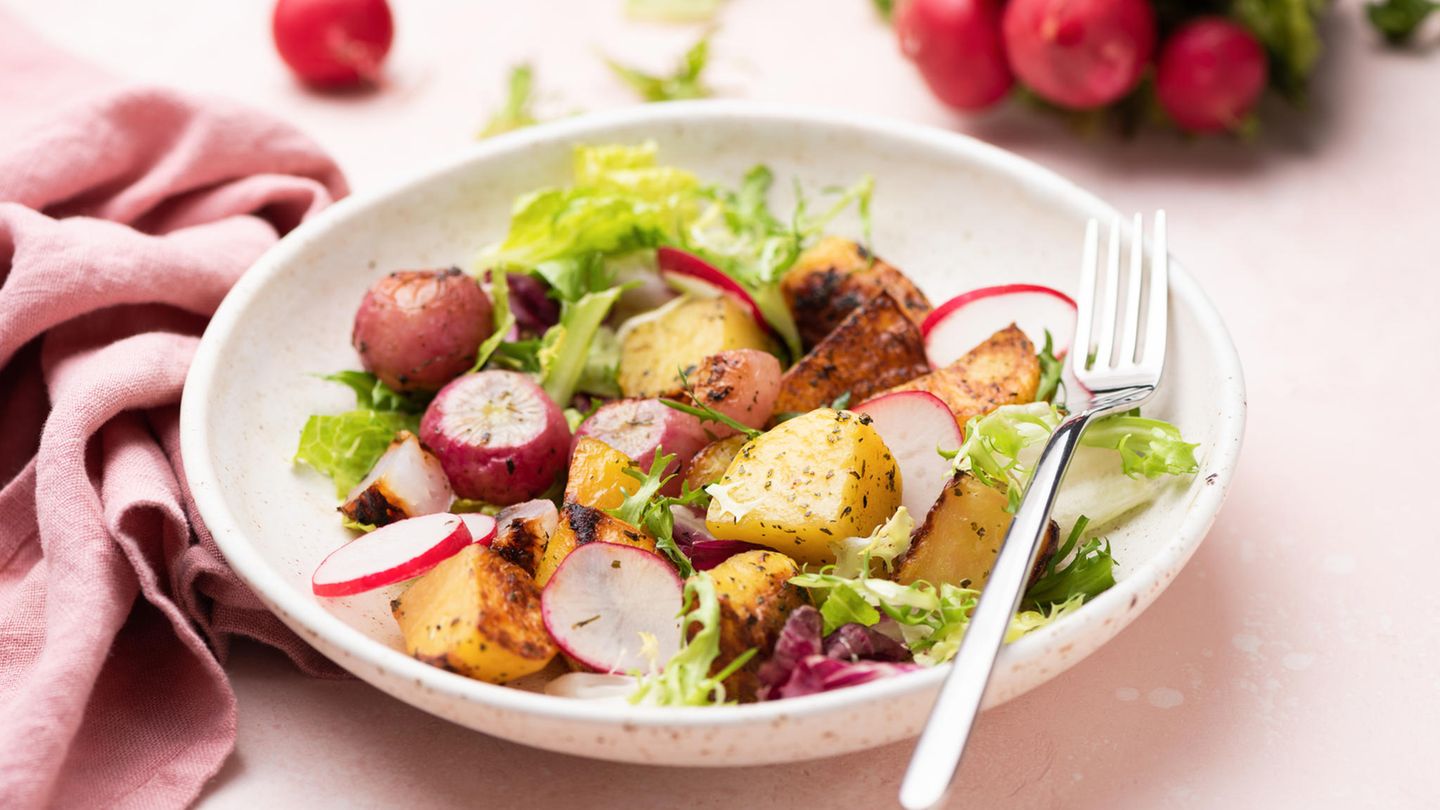 Bratkartoffelsalat: Rezept mit Radieschen