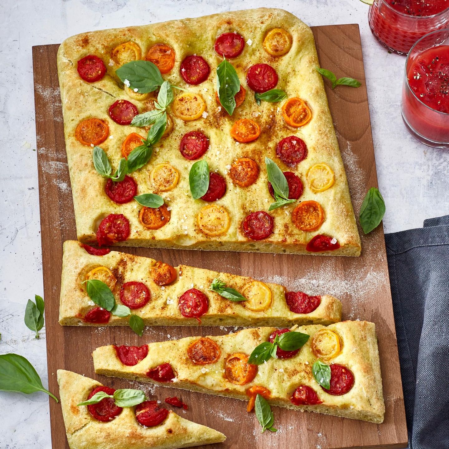 Erbsen-Focaccia mit Tomaten und Harissa
