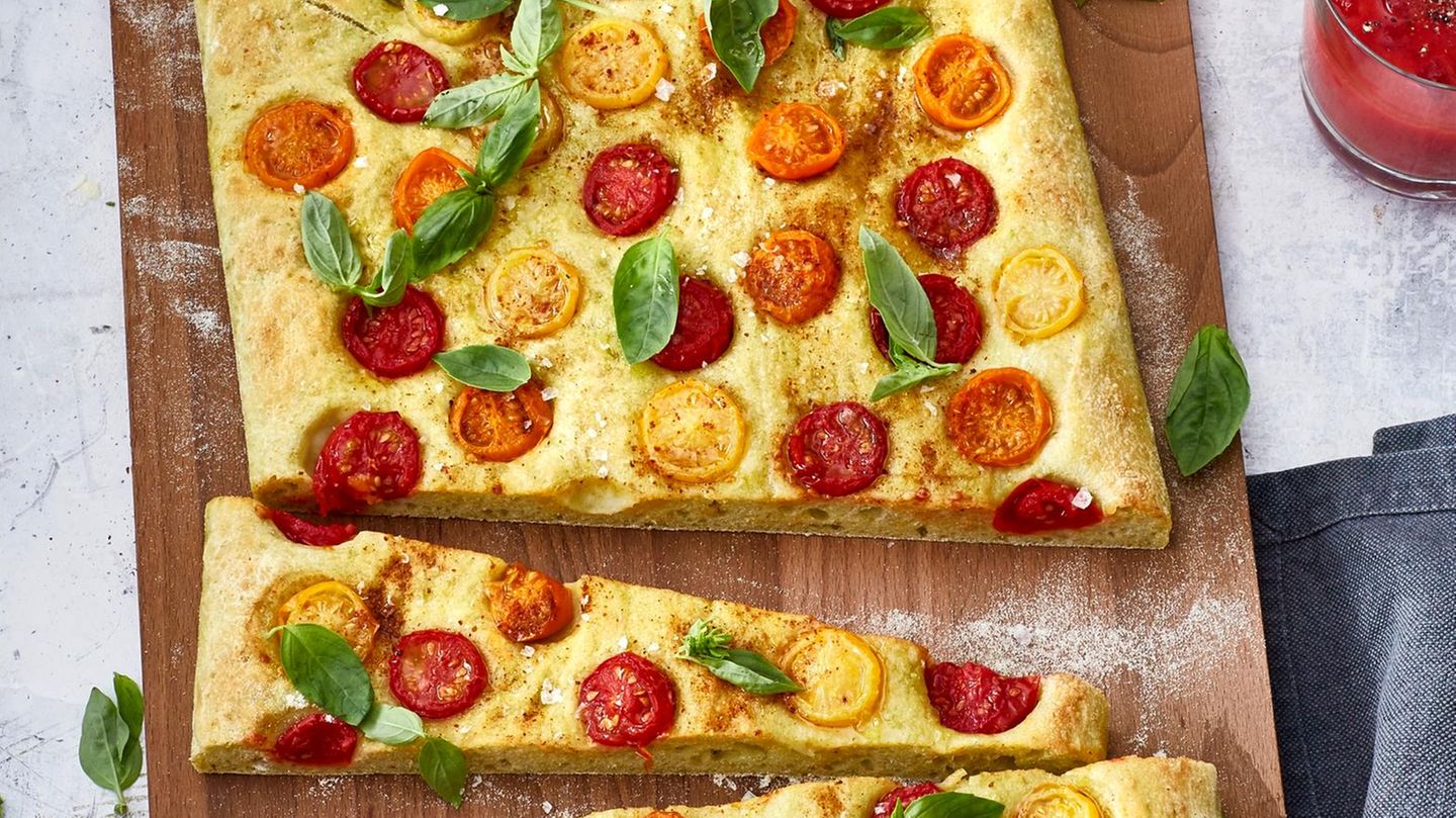 Erbsen-Focaccia mit Tomaten und Harissa Rezept