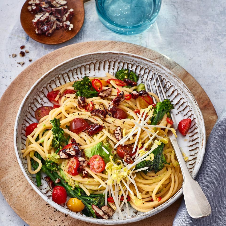 Spaghetti alla chitarra mit Tomaten und Brokkoli