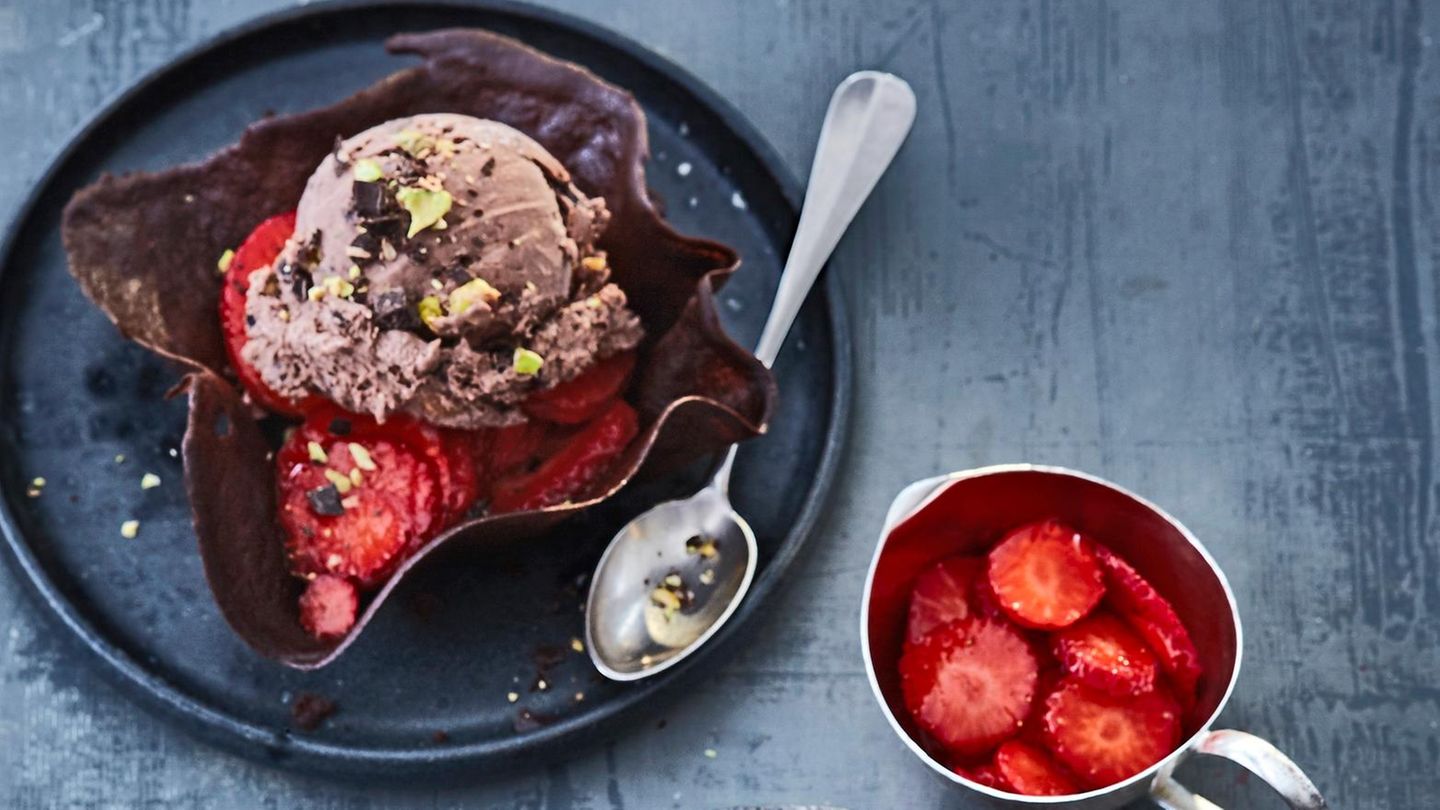 Schokoladeneis mit Rumkirschen Rezept - [ESSEN UND TRINKEN]