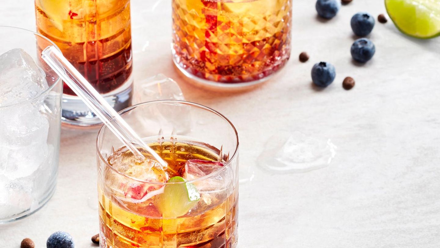 Cold Brew Tonic mit Heidelbeeren