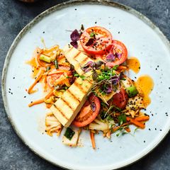 Zebratomaten mit Tofu und mariniertem Chinakohl