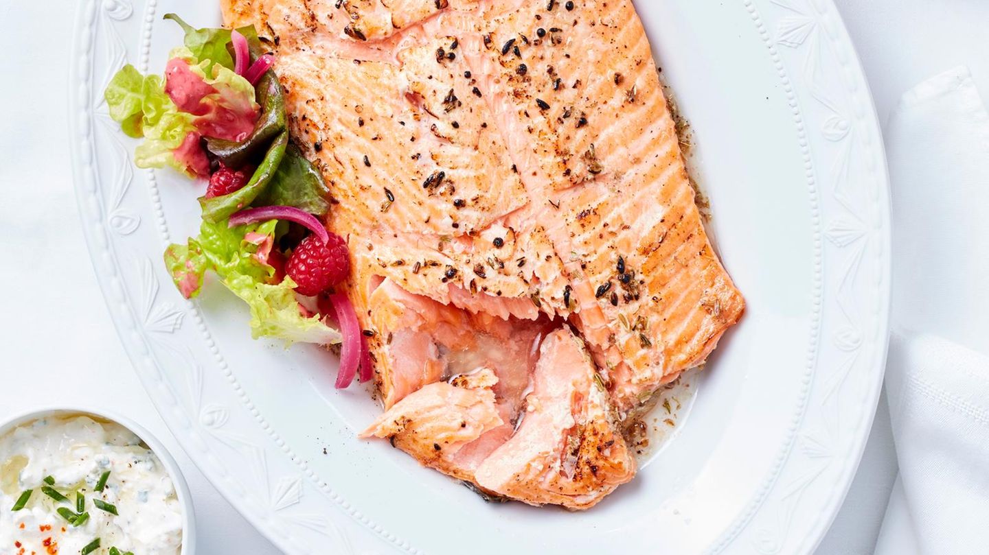 Gegrillte Lachsforelle mit Kohlrabi-Wedges Rezept - [ESSEN UND TRINKEN]