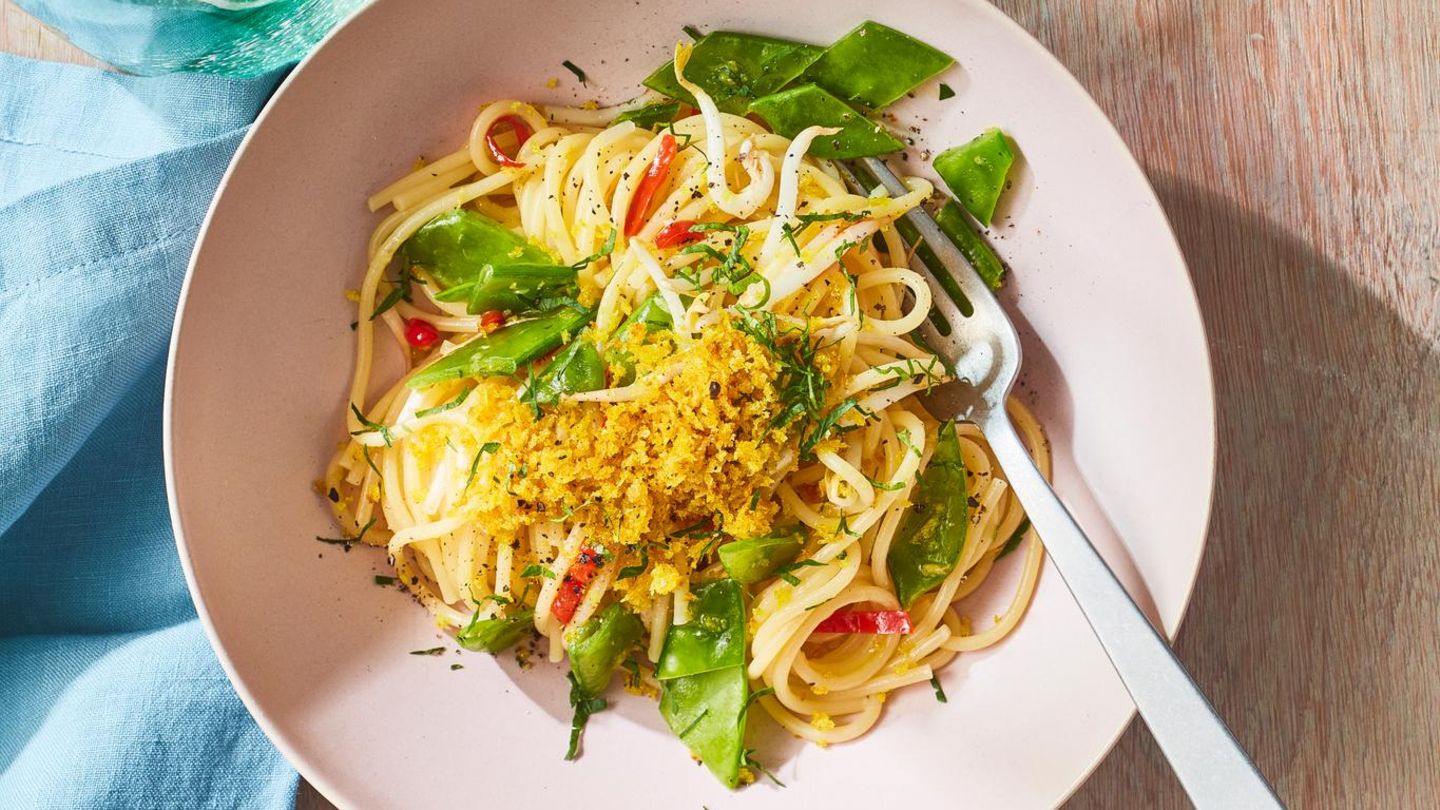 Zitronen-Spaghetti mit Zuckerschoten und Panko Rezept