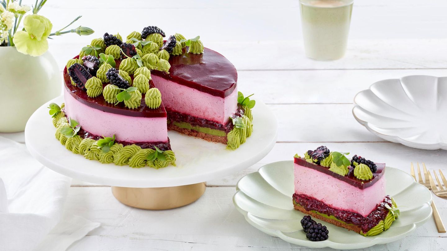 Frischkäse-Matcha-Torte mit Brombeeren Rezept