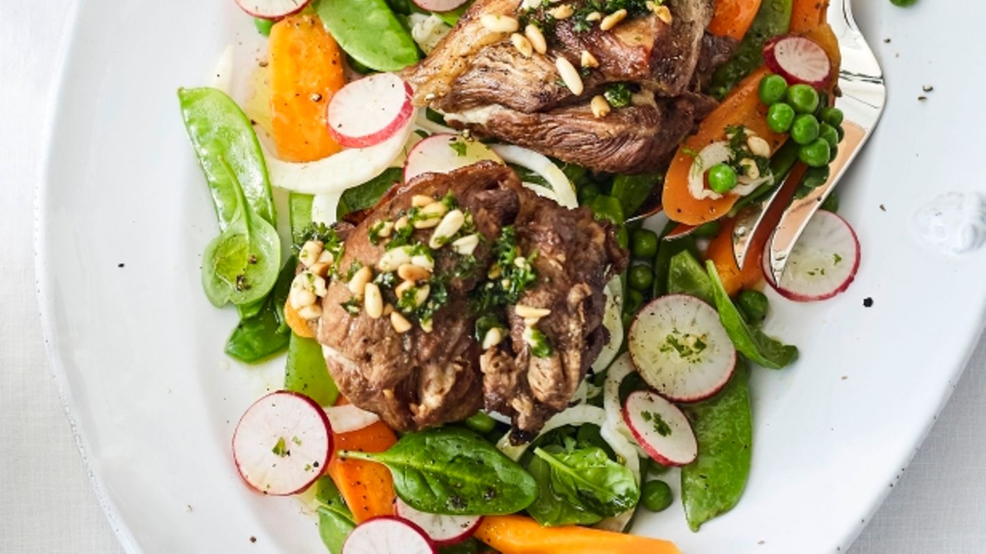 Geschmorte Lammkeulenstücke mit Gemüsesalat Rezept