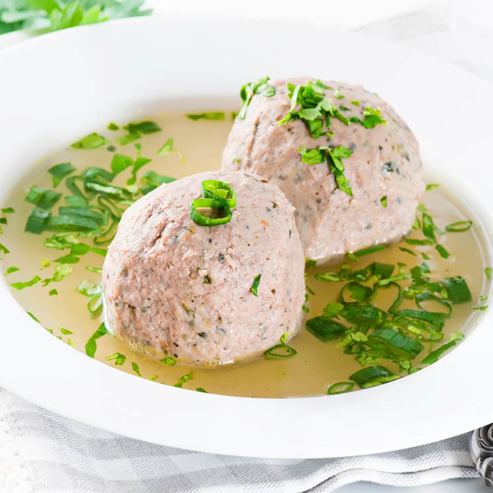 Leberknödel in klarer Brühe